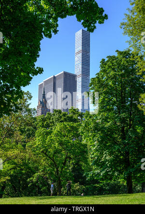 New York, USA, 2. Juni 2019. Das höchste Gebäude in New York City ist eine schlanke Wolkenkratzer 432 Park Avenue, mit Blick auf den Central Park. Stockfoto