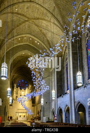 New York, USA, 29. Mai 2019. "Les Colombes" eine Installation des Künstlers Michael Pendry mit gefaltetes Papier Tauben fliegen durch die Luft in New Yo Stockfoto
