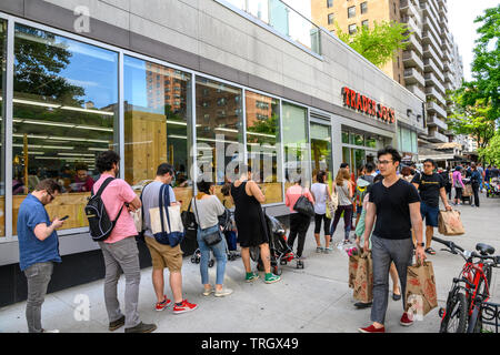 New York, USA, 19. Mai 2019. Kunden bilden lange Linien ein Supermarkt bereits an der Kapazität in der Upper West Side von New York City zu gelangen. Credit: Enr Stockfoto