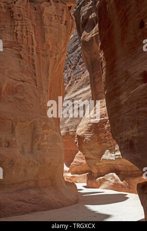 Schatten und Licht in der Wüste Slot Canyon in der Weise in Petra, Jordanien Stockfoto