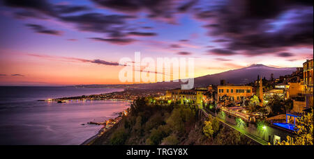 Blick auf den Ätna von Taormina aus Stadt nach Sonnenuntergang. Stockfoto