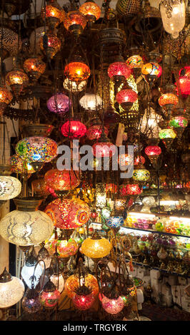 Bunte Lampen zum Verkauf auf einen Markt Lampe shop in Istanbul Stockfoto