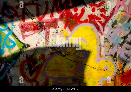 Ein Bunker sitzt über Tennessee Valley Strand in Marin Headlands, und es ist mit Graffiti bedeckt. Stockfoto