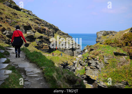 Wanderer auf dem South West Coast Path zwischen Boscastle und Tintagel in Cornwall, UK.