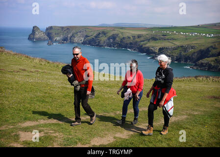 Wanderer auf dem South West Coast Path zwischen Boscastle und Tintagel in Cornwall, UK. Stockfoto