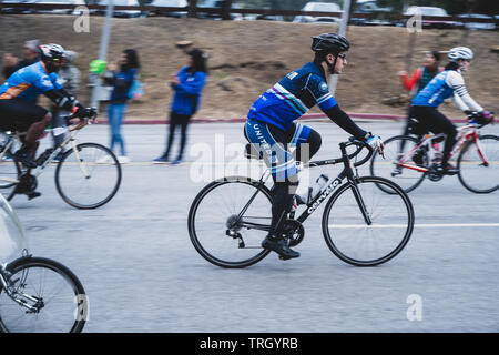 San Francisco, USA. 2. Juni 2019. Radfahrer aus dem Cow Palace zu Beginn des AIDS/Lifecycle, der 7 Tag 545 Kilometer mit dem Fahrrad von San Francisco nach LA Stockfoto