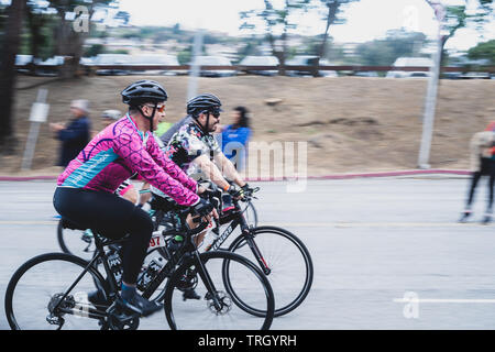 San Francisco, USA. 2. Juni 2019. Zwei Radfahrer aus dem Cow Palace zu Beginn des AIDS/Lifecycle, der 7 Tag 545 Meile Fahrt von San Francisco nach LA Stockfoto