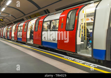 LONDON, GROSSBRITANNIEN, 06. Juni, 2019 - Northern Line Zug warten auf die Londoner U-Bahn zu fahren. Die Londoner U-Bahn ist die älteste metropo Stockfoto