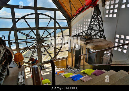 Die alte Funivia oder mit der Seilbahn, die von Fonte Cerreto zum Campo Imperatore in den Gran Sasso d'Italia in den Abruzzen, Italien lief. Stockfoto