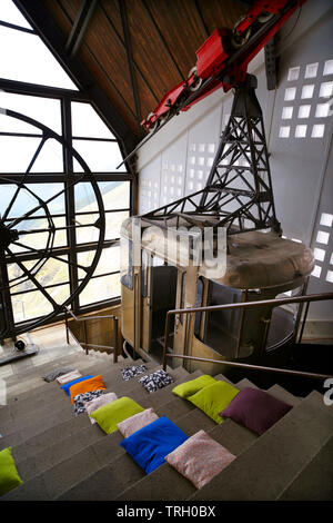 Die alte Funivia oder mit der Seilbahn, die von Fonte Cerreto zum Campo Imperatore in den Gran Sasso d'Italia in den Abruzzen, Italien lief. Stockfoto