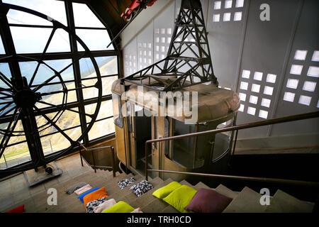 Die alte Funivia oder mit der Seilbahn, die von Fonte Cerreto zum Campo Imperatore in den Gran Sasso d'Italia in den Abruzzen, Italien lief. Stockfoto