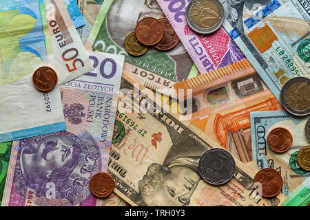 Bunte abstrakt Hintergrund aus verschiedenen Münzen, Amerikanische, Ukrainische Rechnungen und Euro-banknoten Währung. Geld und Finanzen, erfolgreiche Inve Stockfoto