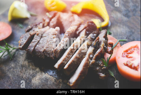 Schweinebraten Slice auf Schneidebrett mit Gewürzen/Schweinefleisch vom Grill Stockfoto