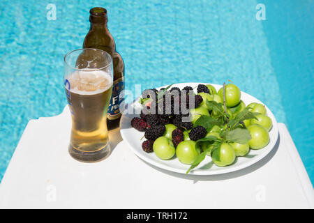 Ein türkischer Nachmittag Aperitif des frischen Maulbeeren und Erik Früchte mit eine kalte Flasche Efes Stockfoto