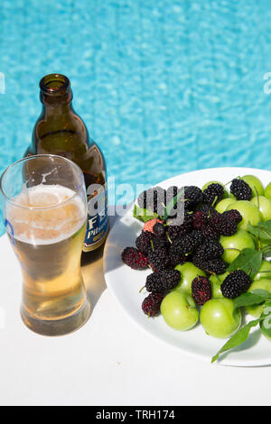 Ein türkischer Nachmittag Aperitif des frischen Maulbeeren und Erik Früchte mit eine kalte Flasche Efes Stockfoto