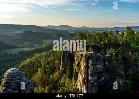 Blick auf Sandstein Felsen und Berge bei Sonnenaufgang von Trail auf Bastion-Brücke in der Sächsischen Schweiz, Deutschland Stockfoto