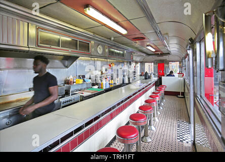 Inneneinrichtung von Fat Boys Diner, dem Café und Restaurant im amerikanischen Stil im Trinity Buoy Wharf neben der Themse in Canning Town in London, Großbritannien. Stockfoto