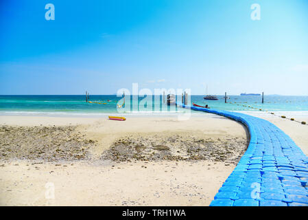 Strand Sand tropical Summer Island Blue Water mit hellen Himmel Hintergrund und Kunststoff pontoon Meer schwimmende Brücke/Schöne Landschaft Meer Thailand Vac Stockfoto