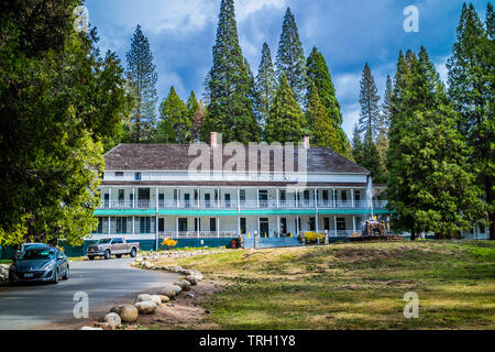 Yosemite National Park, CA, USA - 20. Oktober 2017: Die wawona Hotel und Thomas Hill Studio Resort entlang der Bergketten Stockfoto