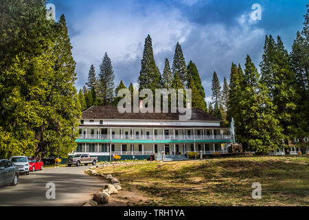 Yosemite National Park, CA, USA - 20. Oktober 2017: Die wawona Hotel und Thomas Hill Studio Resort entlang der Bergketten Stockfoto