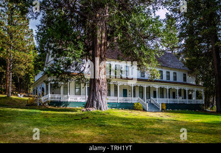 Yosemite National Park, CA, USA - 20. Oktober 2017: Die wawona Hotel und Thomas Hill Studio Resort entlang der Bergketten Stockfoto