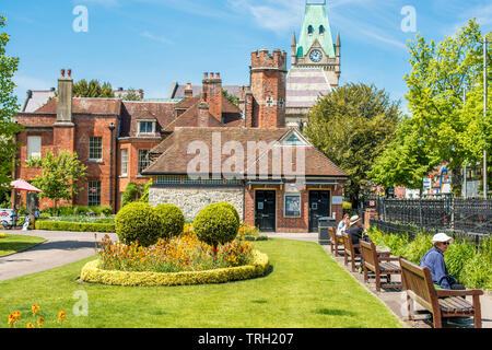 Abbey Gardens mit Abbey House und der Guildhall im Hintergrund, Winchester, Hampshire, England, Großbritannien Stockfoto