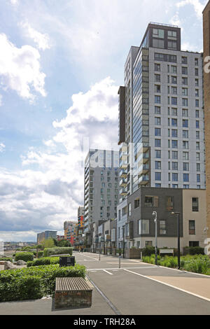 Neue riverside Apartment Blocks auf der London Greenwich Peninsula, einen Bereich, in dem die wichtigsten neuen Wohnanlage von Chinesischen Entwickler Ritter Drachen. Stockfoto