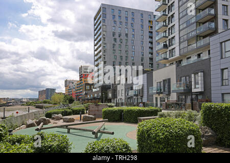 Riverside Spielplatz neben neue Wohnblocks auf dem Londoner Greenwich Peninsula, eine neue Wohnsiedlung von Chinesischen Entwickler Ritter Drachen. Stockfoto