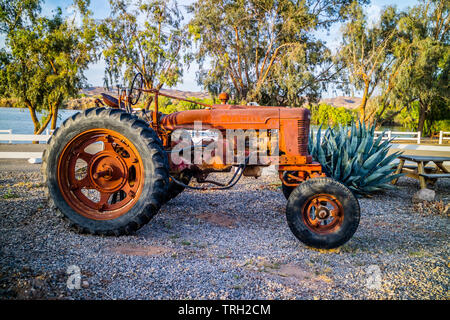 Yuma, AZ, USA - April 7, 2017: Eine orange Traktor entlang der geparkt Stockfoto