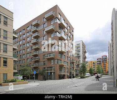 Neue riverside Apartment Blocks auf der London Greenwich Peninsula: Blick nach Osten auf Chandlers Ave in Richtung John Harrison. Durch Entwickler Ritter Drachen. Stockfoto