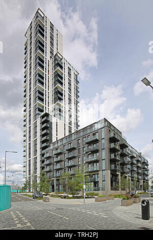 Neue riverside Apartment Blocks auf der London Greenwich Peninsula: West End von Chandlers Avenue. Von den chinesischen Entwickler Ritter Drachen gebaut. Stockfoto