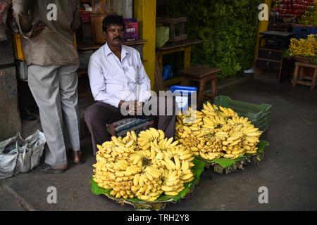 Banane Verkäufer auf Devaraja Market in Mysore, Indien Stockfoto
