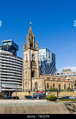 Die Kirche Unserer Lieben Frau und St. Nikolaus, die Anglikanische Pfarrkirche von Liverpool, an der Kreuzung der St. Nicholas Place und George's Dock Gates, Stockfoto