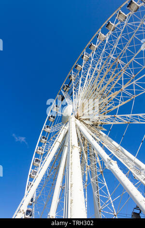 Das Rad von Liverpool Riesenrad fahren, neben Duke's Dock und neben der M&S-Bank Arena (ehemals der Echo Arena) auf der Liverpool together gelegen Stockfoto