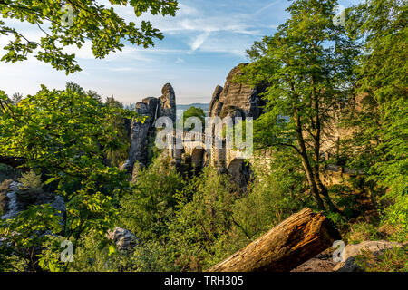 Blick auf die Bastion Brücke bei Sonnenaufgang in der Sächsischen Schweiz, Deutschland Stockfoto