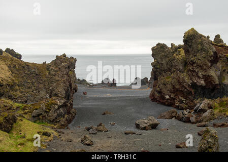 Die Klippen von Dritvik Djúpalónssandur in der isländischen Reykjanes Halbinsel, Atlantik, Island Stockfoto