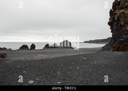 Die Klippen von Dritvik Djúpalónssandur in der isländischen Reykjanes Halbinsel, Atlantik, Island Stockfoto