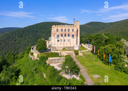 Luftbild des Hambacher Schloss (Deutsch: Hambacher Schloss), ein Symbol der Deutschen Demokratie, Neustadt an der Weinstraße, Rheinland-Pfalz, Deutschland Stockfoto