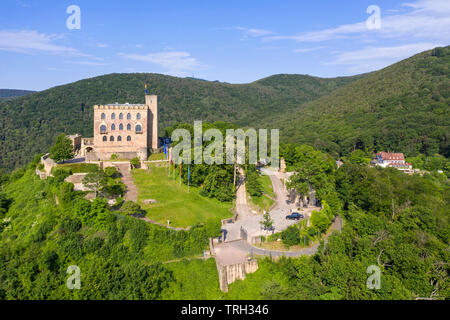 Luftbild des Hambacher Schloss (Deutsch: Hambacher Schloss), ein Symbol der Deutschen Demokratie, Neustadt an der Weinstraße, Rheinland-Pfalz, Deutschland Stockfoto