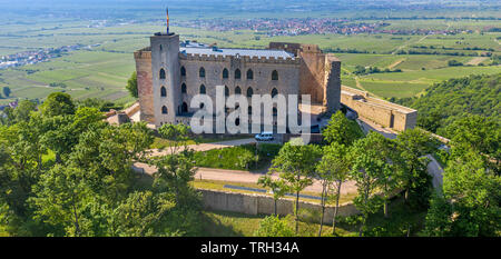 Luftbild des Hambacher Schloss (Deutsch: Hambacher Schloss), ein Symbol der Deutschen Demokratie, Neustadt an der Weinstraße, Rheinland-Pfalz, Deutschland Stockfoto