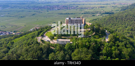 Luftbild des Hambacher Schloss (Deutsch: Hambacher Schloss), ein Symbol der Deutschen Demokratie, Neustadt an der Weinstraße, Rheinland-Pfalz, Deutschland Stockfoto