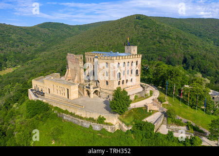 Luftbild des Hambacher Schloss (Deutsch: Hambacher Schloss), ein Symbol der Deutschen Demokratie, Neustadt an der Weinstraße, Rheinland-Pfalz, Deutschland Stockfoto