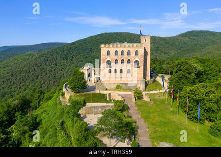 Luftbild des Hambacher Schloss (Deutsch: Hambacher Schloss), ein Symbol der Deutschen Demokratie, Neustadt an der Weinstraße, Rheinland-Pfalz, Deutschland Stockfoto