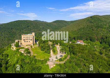 Luftbild des Hambacher Schloss (Deutsch: Hambacher Schloss), ein Symbol der Deutschen Demokratie, Neustadt an der Weinstraße, Rheinland-Pfalz, Deutschland Stockfoto