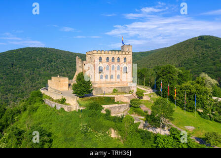 Luftbild des Hambacher Schloss (Deutsch: Hambacher Schloss), ein Symbol der Deutschen Demokratie, Neustadt an der Weinstraße, Rheinland-Pfalz, Deutschland Stockfoto