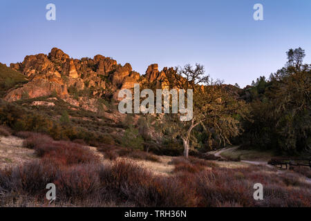 Anzeigen von Juniper Canyon Trailhead in Pinnacles National Park, Kalifornien, bei Sonnenuntergang. Stockfoto