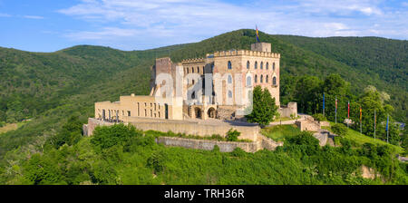 Luftbild des Hambacher Schloss (Deutsch: Hambacher Schloss), ein Symbol der Deutschen Demokratie, Neustadt an der Weinstraße, Rheinland-Pfalz, Deutschland Stockfoto