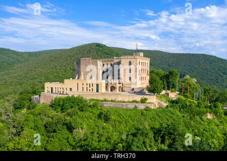 Luftbild des Hambacher Schloss (Deutsch: Hambacher Schloss), ein Symbol der Deutschen Demokratie, Neustadt an der Weinstraße, Rheinland-Pfalz, Deutschland Stockfoto