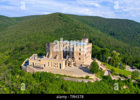 Luftbild des Hambacher Schloss (Deutsch: Hambacher Schloss), ein Symbol der Deutschen Demokratie, Neustadt an der Weinstraße, Rheinland-Pfalz, Deutschland Stockfoto