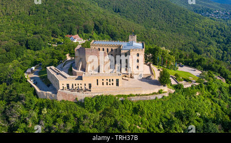 Luftbild des Hambacher Schloss (Deutsch: Hambacher Schloss), ein Symbol der Deutschen Demokratie, Neustadt an der Weinstraße, Rheinland-Pfalz, Deutschland Stockfoto